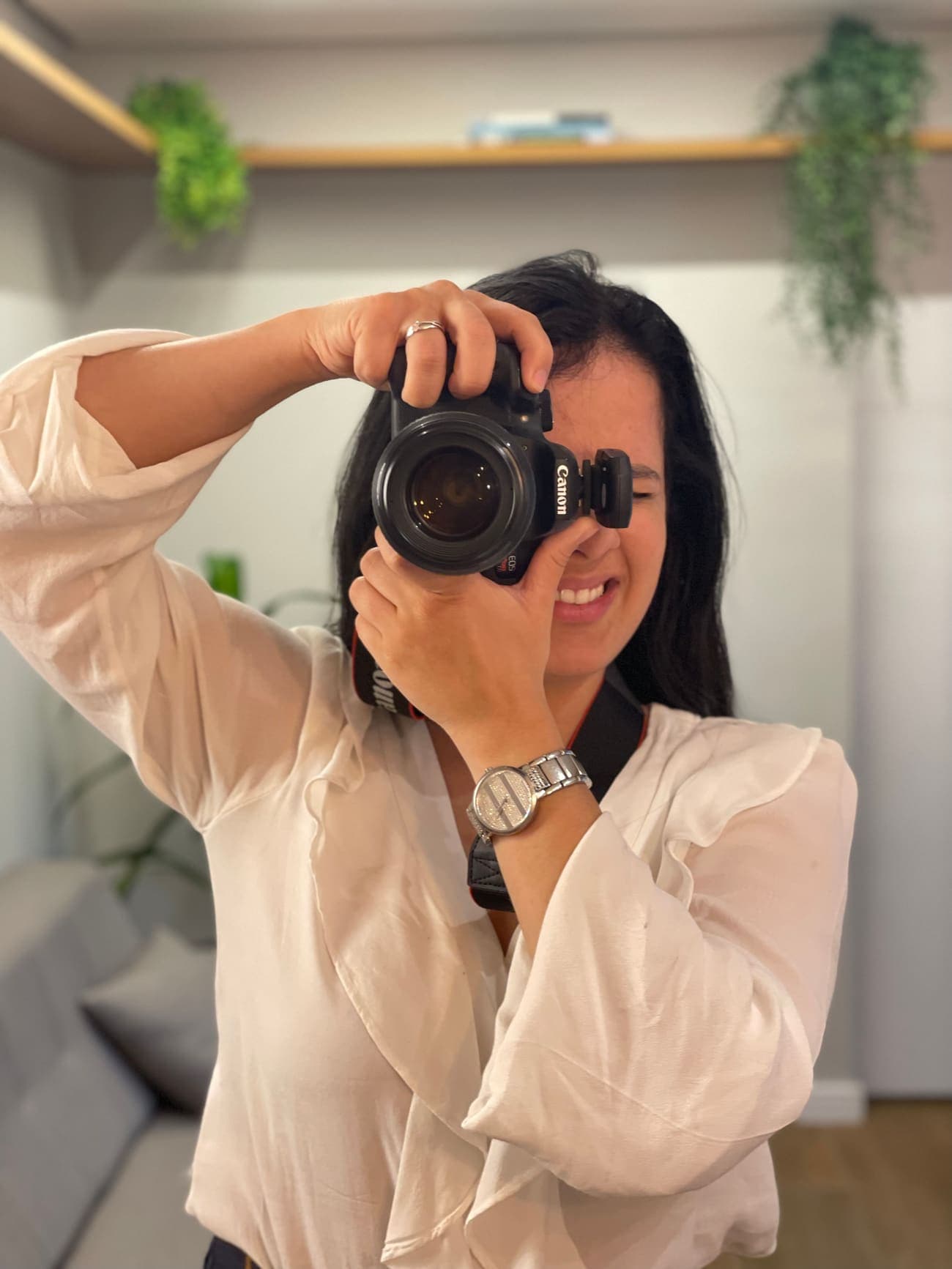Dra. Fernanda Ulhôa com a câmera usada na fotografia clínica da primeira consulta